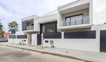 House 4 Bedrooms in Fernão Ferro