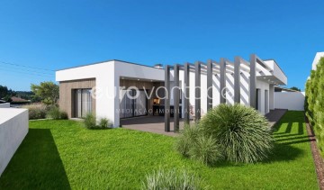 House 3 Bedrooms in Amor