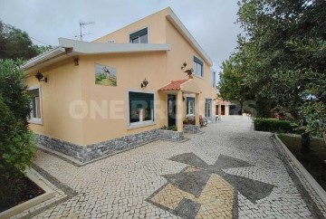 House 3 Bedrooms in São João das Lampas e Terrugem