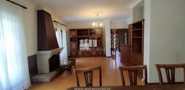 House 4 Bedrooms in Árvore