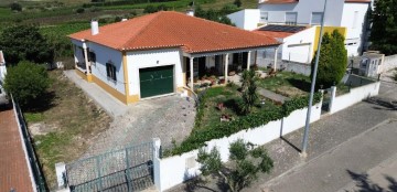 House 3 Bedrooms in Carvoeira e Carmões