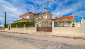 House 4 Bedrooms in Silveira