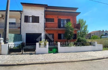 House 5 Bedrooms in Avelar