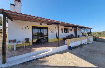 House 4 Bedrooms in Capelins (Santo António)