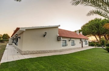 House 4 Bedrooms in Quinta do Anjo