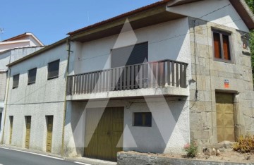 House 4 Bedrooms in Silva Escura e Dornelas