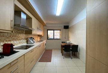 Apartment 3 Bedrooms in Massamá e Monte Abraão