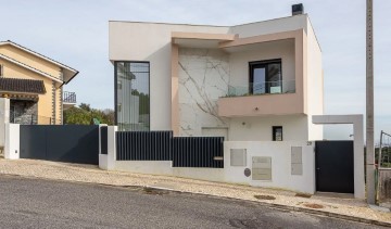 House 4 Bedrooms in Ramada e Caneças