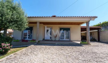 Maison 4 Chambres à Vila de Cucujães