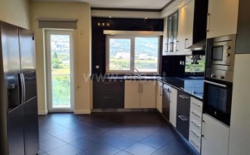 Apartment 3 Bedrooms in Covilhã e Canhoso