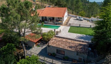 House 4 Bedrooms in Nossa Senhora do Pranto