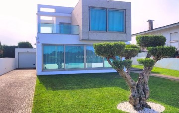 House 4 Bedrooms in Ovar, S.João, Arada e S.Vicente de Pereira Jusã