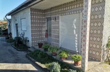 House 4 Bedrooms in Arazede