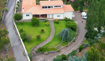 House 4 Bedrooms in Oliveira