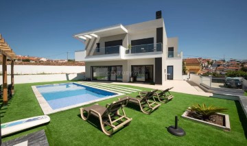 House 4 Bedrooms in Odivelas