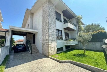 House 4 Bedrooms in Cidade da Maia