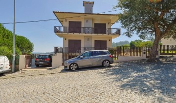 House 4 Bedrooms in Santa Maria de Lamas