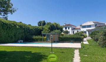 House 4 Bedrooms in Pedroso e Seixezelo