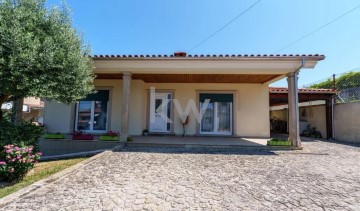 House 4 Bedrooms in Vila de Cucujães