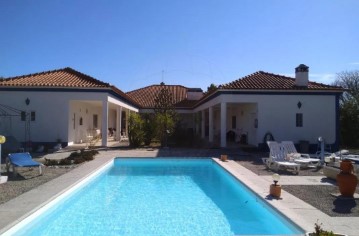 House 8 Bedrooms in Landeira