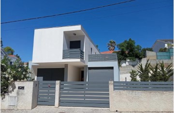 House 4 Bedrooms in Sesimbra (Castelo)