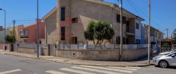 House 4 Bedrooms in Custóias, Leça do Balio e Guifões