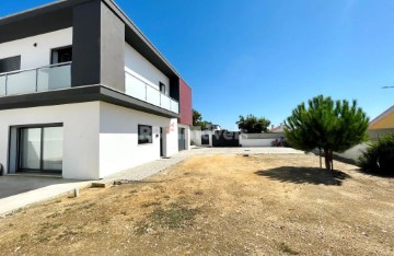 House 4 Bedrooms in Atalaia