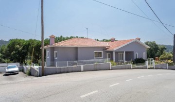 House 4 Bedrooms in Recardães e Espinhel