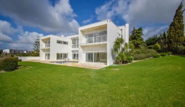 House 4 Bedrooms in Queluz e Belas