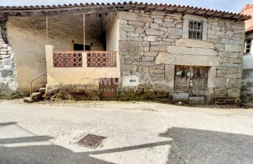 Moradia  em Calvão e Soutelinho da Raia