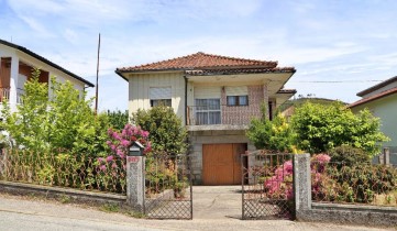 House 3 Bedrooms in Gestaçô