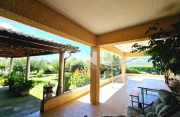 House 4 Bedrooms in Queirã