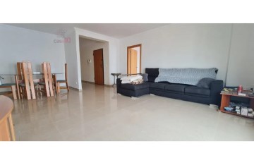 Apartment 4 Bedrooms in Camarate, Unhos e Apelação