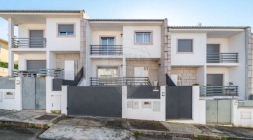 House 4 Bedrooms in Lanhas