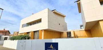 Maison 4 Chambres à Póvoa de Varzim, Beiriz e Argivai