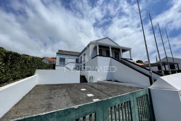 House 4 Bedrooms in Arco de São Jorge