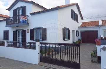 House 4 Bedrooms in Relva