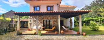 House 4 Bedrooms in Rubiães