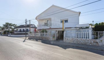 Moradia 4 Quartos em Charneca de Caparica e Sobreda