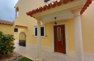 House 5 Bedrooms in Vila Nova da Rainha