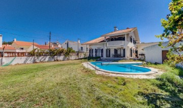 House 4 Bedrooms in Seixal, Arrentela e Aldeia de Paio Pires