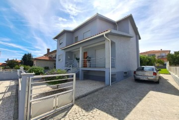 House 4 Bedrooms in Rio de Loba