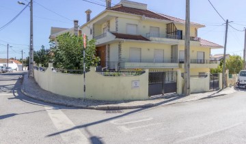 Maison 4 Chambres à Charneca de Caparica e Sobreda