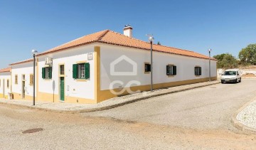 House 3 Bedrooms in Alvito