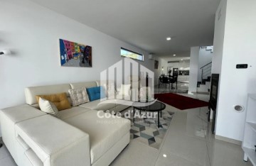 House 4 Bedrooms in Sesimbra (Castelo)