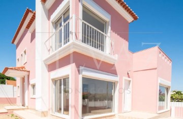 House 3 Bedrooms in Charneca de Caparica e Sobreda