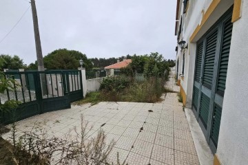 House 3 Bedrooms in São Pedro