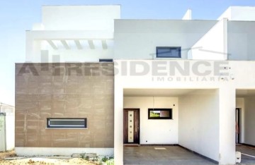 House 3 Bedrooms in Armação de Pêra