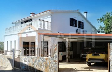 House 4 Bedrooms in São João do Peso