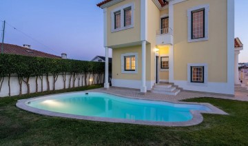 House 5 Bedrooms in Charneca de Caparica e Sobreda